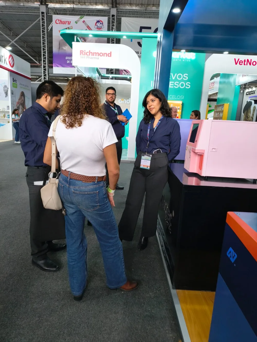 Visitantes en el stand de Alphatec Scientific Vet en LAVC 2026
